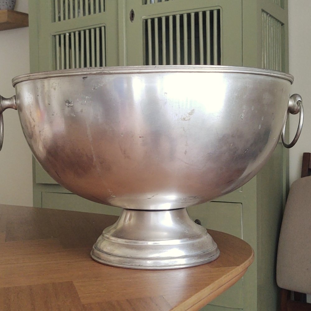 Metal decorative bowl